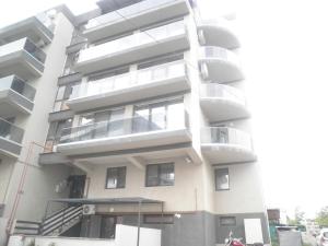 ママイア・ノルドにあるApartament BIAのバルコニー付きの白いアパートメントです。