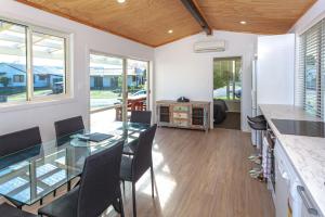 Χώρος καθιστικού στο Our Kiwi Whanga Bach - Whangamata Holiday Home +3 φωτογραφίες