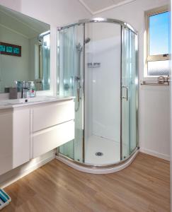 Ένα μπάνιο στο Our Kiwi Whanga Bach - Whangamata Holiday Home