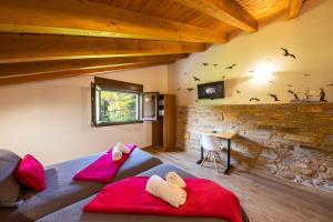ein Wohnzimmer mit einer Couch und einer Steinwand in der Unterkunft LA PANDELA in Las Herrerías
