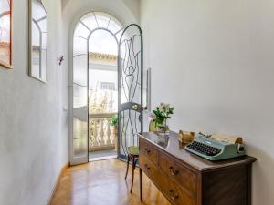 Cette chambre dispose d'un bureau avec une machine à écrire. dans l'établissement Belvilla by OYO Villa Lazzarino, à Pise