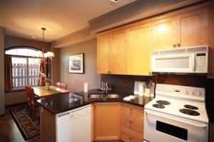 Kitchen o kitchenette sa Delightful Chalet 2BD 2BA Pool Hot Tub BBQ Private Entry Park Pass