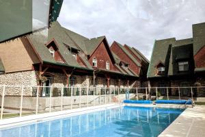 Imagen de la galería de Delightful Chalet 2BD 2BA Pool Hot Tub BBQ Private Entry Park Pass, en Canmore