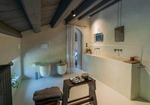 Khu vực ghế ngồi tại Casale Caldesòra AgriBoutique BnB the Charme