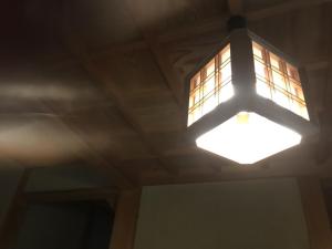 een licht op het plafond van een kamer bij プライベートヴィラ岐阜高山 in Takayama