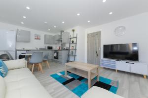 uma sala de estar com um sofá e uma mesa em Adbolton House Apartments - Sleek, Stylish, Brand New & Low Carbon em Nottingham