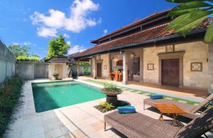 una piscina en el patio trasero de una casa en Sudha Villa Bali B, en Seminyak