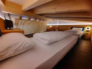 two beds in a room with at Alpen Hotel Vidi in Madonna di Campiglio