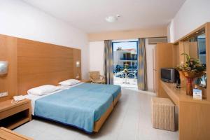 佩基羅茲的住宿－佩基群島酒店，酒店客房设有一张床和一个阳台。