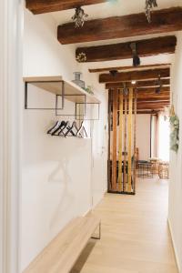 um quarto com paredes brancas e tectos em madeira em Apartaments la Rambla - Esperó de Bolós - 4 pers em Cornudella