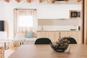 uma cozinha e sala de jantar com uma mesa e um sofá em Apartaments la Rambla - Esperó de Bolós - 4 pers em Cornudella