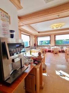 Sjónvarps- og/eða afþreyingartæki á Hotel B&B Lorenzini Ski