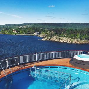 einem Pool auf dem Deck eines Kreuzfahrtschiffs in der Unterkunft DFDS Ferry - MiniCruise Copenhagen to Oslo in Kopenhagen