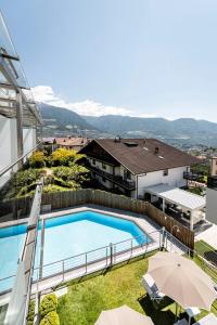 a view of a swimming pool on top of a building at AMELIA rooms in Tirolo