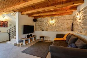 - un salon avec un canapé et une télévision dans l'établissement Lovely Istrian house - Šegon, à Plomin