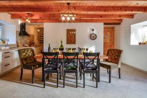une salle à manger avec une table et des chaises noires dans l'établissement Lovely Istrian house - Šegon, à Plomin