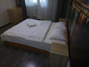キーウにあるApartment Flagmanのベッドルーム1室(白いシーツと枕のベッド1台付)