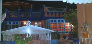 un modèle de maison est allumé la nuit dans l'établissement Riad Konouz, à Marrakech