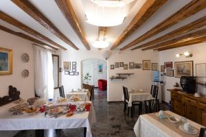 Reštaurácia alebo iné gastronomické zariadenie v ubytovaní B&B Antico Orologio