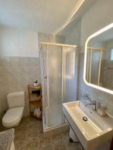 Koupelna v ubytování Casa Edi + 36 fotografií