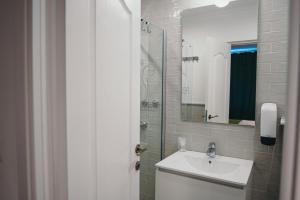 Koupelna v ubytování Nest Guesthouse + 37 fotografií