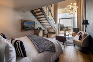 een slaapkamer met een groot bed en een trap bij Thalazur Saint Jean de Luz - Hôtel & Spa in Saint-Jean-de-Luz
