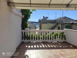 un balcón con una valla blanca y algunos edificios en House Vodice, en Vodice