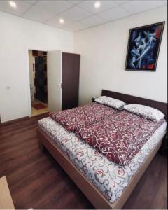 1 dormitorio con 1 cama grande en una habitación en Guest house Baltika en Ventspils