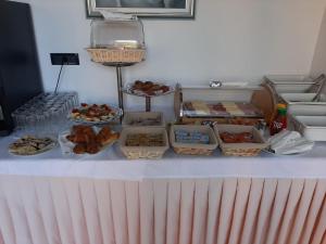 una mesa con varias cestas de comida. en Hotel Tamaris, en Novi Vinodolski