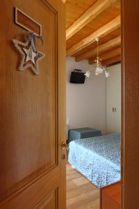 una puerta con una decoración de estrella junto a una cama en Agriturismo Moro Barel, en Vittorio Veneto