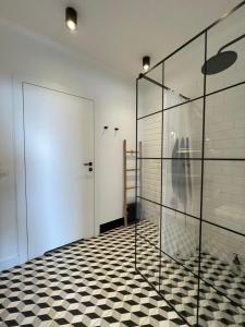 a room with a glass door and a tiled floor at Grafit in Mechelinki