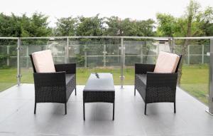 een patio met 3 stoelen en een tafel op een patio bij Oxygen apartament nr 4 in Mielec