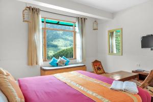 Postelja oz. postelje v sobi nastanitve Sparsh Resort, A Boutique Stay - Just 2kms uphill from Mall Road, near Old Manali