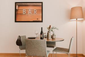 uma mesa de jantar e cadeiras com um sinal de bar na parede em Parker The Urban Flats em Valência