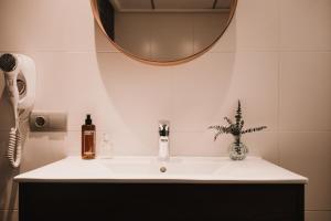 a bathroom with a sink and a mirror at Parker The Urban Flats in Valencia