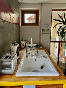 Kuchyň nebo kuchyňský kout v ubytování Apartament Art Cluj