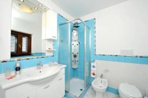 マッサ・ルブレンセにあるCasa di Giuliettaのバスルーム(シャワー、洗面台、トイレ付)