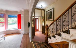 una escalera en una casa con una pared roja en Homeleigh Hotel en Bradford
