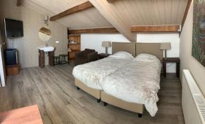 a bedroom with a bed and a living room at Munnickenheide Buitengewoon Overnachten in Terheijden