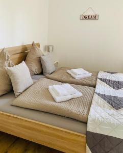 Ein Bett oder Betten in einem Zimmer der Unterkunft Ferienwohnungen Naturzeit