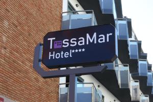 una señal para un hotel samsara frente a un edificio en Hotel TossaMar, en Tossa de Mar