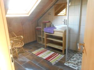 Habitación con baño con lavabo y aseo. en Gîte du Rotenberg en Bergheim