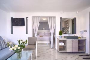 صوفيا فيليج  في مدينة ميكونوس: غرفة معيشة مع سرير وأريكة