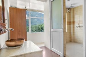 Kopalnica v nastanitvi Sparsh Resort, A Boutique Stay - Just 2kms uphill from Mall Road, near Old Manali