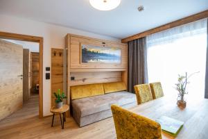 pokój ze stołem, krzesłami i łóżkiem w obiekcie Apartment Bergsee w mieście Lunz am See