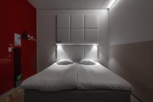 Cama ou camas em um quarto em Omena Hotel Tampere