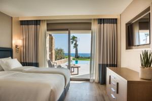 スヴォロナータにあるElectra Kefalonia Hotel & Spaのベッド2台が備わる海の景色を望むホテルルームです。