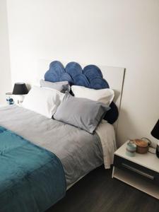 ヴィルヌーヴ・レ・マグローヌにあるCosy Lodge T2 avec jardinのベッドルーム(青い枕の大型ベッド1台付)