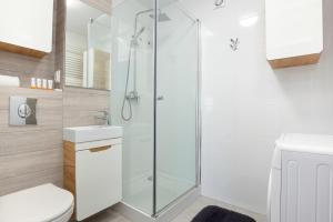 een badkamer met een douche en een toilet bij Apartments City Center Powiśle in Warschau