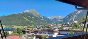 Blick auf ein Dorf in den Bergen in der Unterkunft Haus Wibmer in Matrei in Osttirol